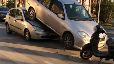 Mersin'de İlginç Kaza Görenler İnanamıyor, Kaza Fotoğrafları