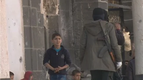 Diyarbakır Sur'da PKK'lılar Silahlarıyla Elini Kolunu Sallayarak Geziyor