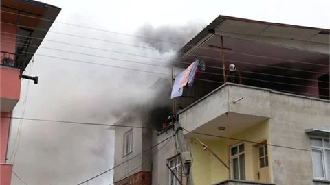 Tarsus'ta 3 Katlı Evdeki Yangında Yaşlı Kadın Mahsur Kaldı