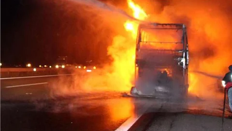 Tarsus TEM Otoyolunda Yolcu Otobüsü Yandı 1 Ölü