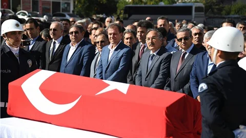 Prof. Dr. Nebi Bozkurt'un Cenazesi Toprağa Verildi