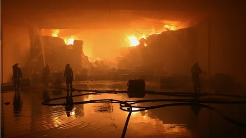 Mersin Akdeniz Karaduvar Mahallesinde Bulunan Bir Depo da Yangın Çıktı