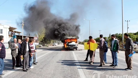 Protesto için minibüs yaktılar
