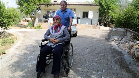 Engelli Vatandaşın Kapısının Önüne Kadar Parke Taşı Döşendi