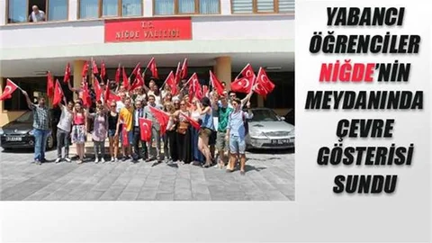 Yabancı öğrenciler Niğde'nin meydanında çevre gösterisi sundu