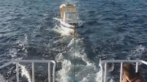 Mülteciler denizde mahsur kaldı!