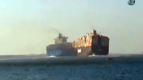 İki konteyner gemisi Süveyş Kanalı'nda böyle çarpıştı!