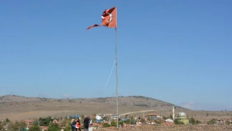 Yıpranan Bayrak Değiştirildi