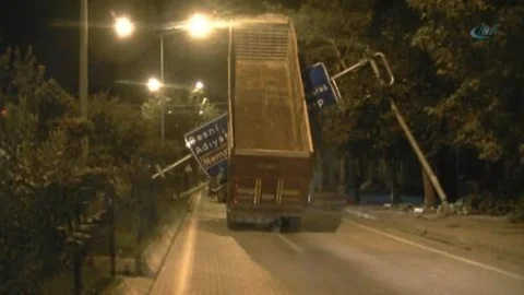 TIR'ın dorsesi açık kaldı, facianın eşiğinden dönüldü!