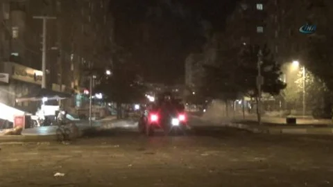 Göstericiler cezaevini taş yağmuruna tuttu!