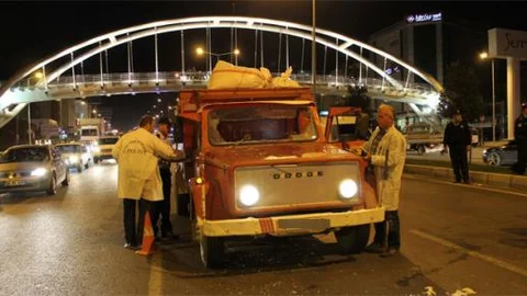 Üst geçitten yola atladı!