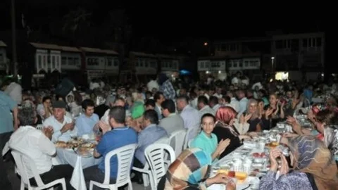 Osmaniyeliler Cumhuriyet Meydanı'nda Sahur Yaptı
