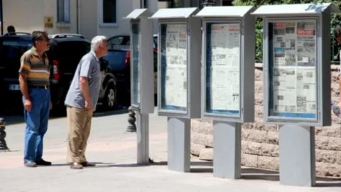 (özel Haber) 28 Yıldır Gazeteleri Panolardan Okuyorlar