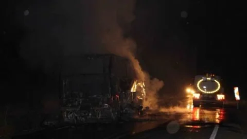 Yol Kenarına Terk Edilen Otobüs Alev Aldı