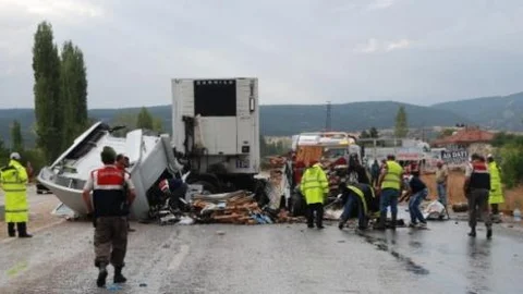 Karşı Şeride Geçen Tır Ölüm Saçtı: 4 Ölü