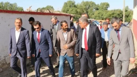 Vali Tekinarslan Bayrağın İndirildiği Köyde