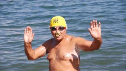 70 Yaşında 4.5 Kilometrelik Gölü Yüzerek Geçti