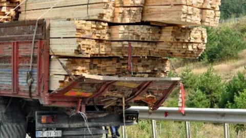 Sürücüsü Uyuyan Tır Kereste Yüklü Kamyona Çarptı