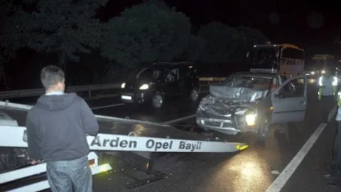 Otomobil Halk Otobüsüne Arkadan Çarptı: 4 Yaralı