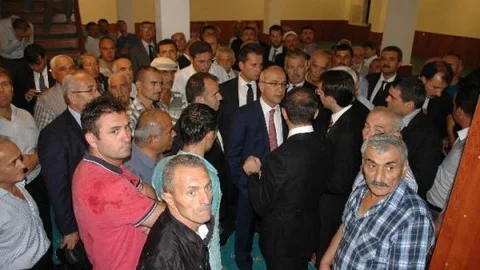 Bakan Elvan Yağış Nedeniyle Camide Bekledi