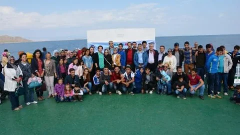 Polisten Gençlere Feribot Turu