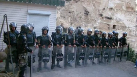 Kalenin Kilidini Kırarak Eylem Yaptılar