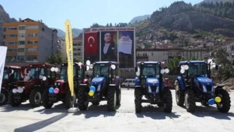Tkdk'dan Amasya Çiftçisine 72 Traktör