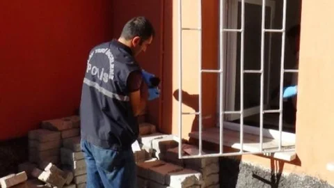 Okulun Mührünü Ve Telefonunu Çaldılar