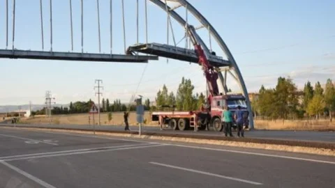 Üst Geçit Yapımı Antalya-afyonkarahisar Yolunu Trafiğe Kapattı