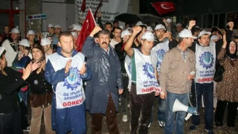 Tekstil İşçileri Yağmur Altında Eylem Yaptı