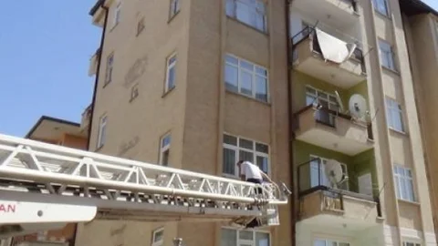 Balkonda Kalan Halıyı İtfaiye İndirdi