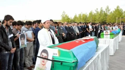 Kazada Ölen Azeri Öğrenciler İçin Gözyaşları Sel Oldu