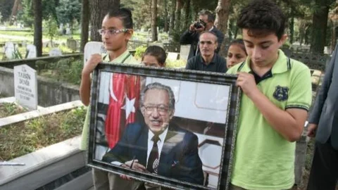 Avni Akyol Ölümünün 15 Yılında Mezarı Başında Anıldı