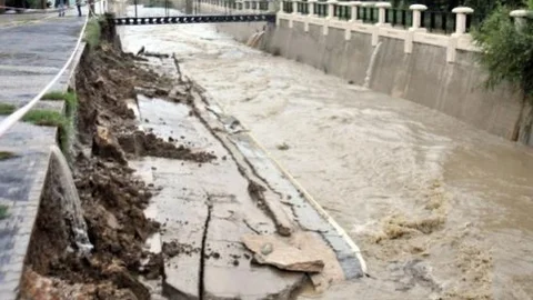 Yalova'da Yağmurda Derenin İstinat Duvarı Çöktü