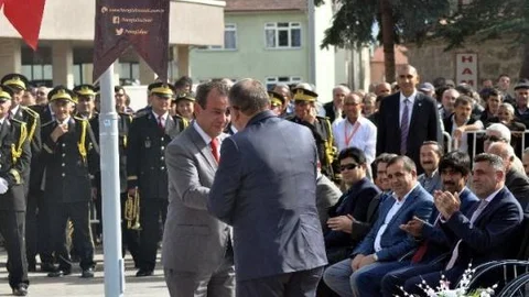 Rakip İki Siyasetçiden Sıcak Görüntüler