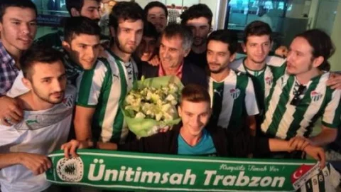 Şenol Güneş Trabzon'da Çiçeklerle Karşılandı