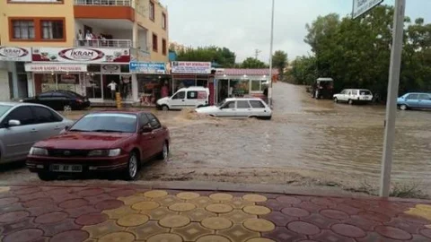 Kadirli'de Şiddetli Yağmur Sele Dönüştü