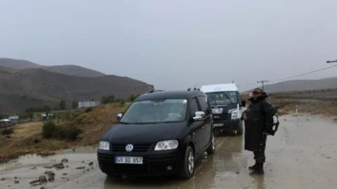 Muş'ta Dere Taştı Yüzlerce Araç Mahsur Kaldı