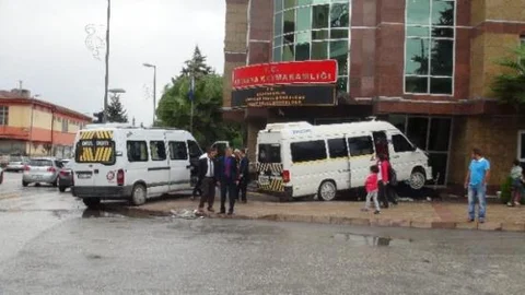 Kaza Yapan Öğrenci Servisleri Kaymakamlığa Daldı