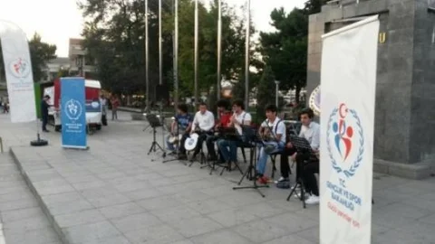 Gitar Öğrencilerinden Esnafa Konser