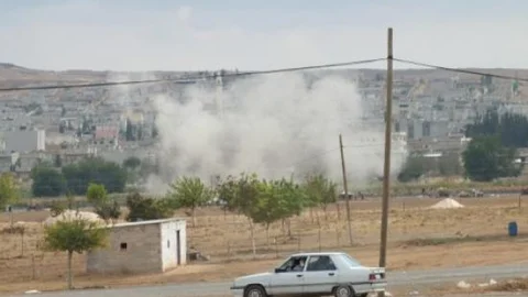 Sınırdaki Araçların Arasına Top Mermileri Düştü