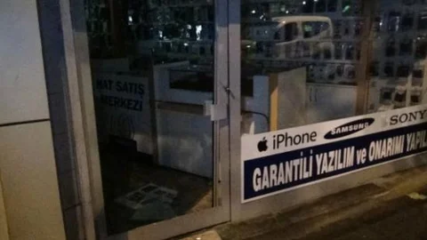 Camını Kırdıkları İşyerindeki Telefonları Çaldılar