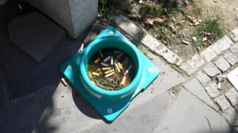 Sigara İzmaritini Çöpe Değil Su Kabına Atıyorlar