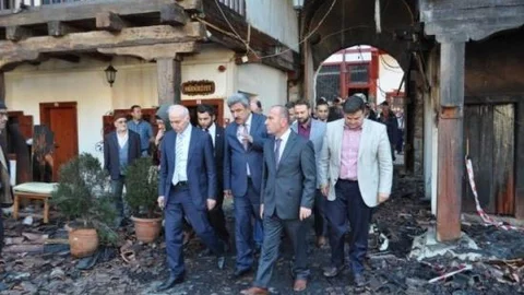 Vali Şahin Yangında Kül Olan Tarihi Taşhan'ı İnceledi