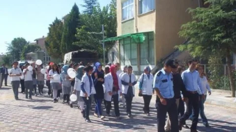 Selendi'de Sağlıkçılar Sağlıklı Yaşam Yürüyüşü Düzenlendi