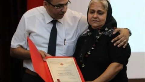 Son Yolculuğuna Davul Zurnayla Uğurlanan Deniz'in Diploması Annesine Verildi