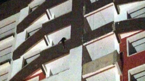 (özel Haber) İntihar Etmek İsteyen Şahıs 12. Kattan Aşağı Sarktı