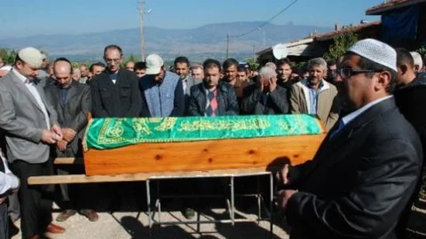 İski Çukurunda Ölen İşçi Toprağa Verildi