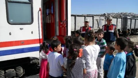 Jandarma Köy Çocuklarına Tren İstasyonunu Gezdirdi
