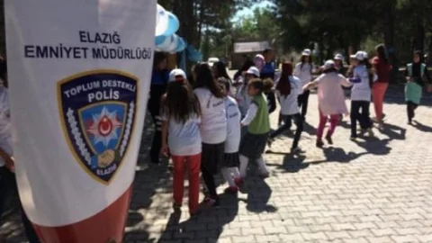 Elazığ'da Polisler Öğrencilerle Halay Çekti